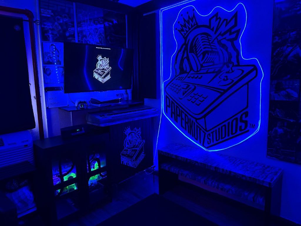 Studio room with couch and booth